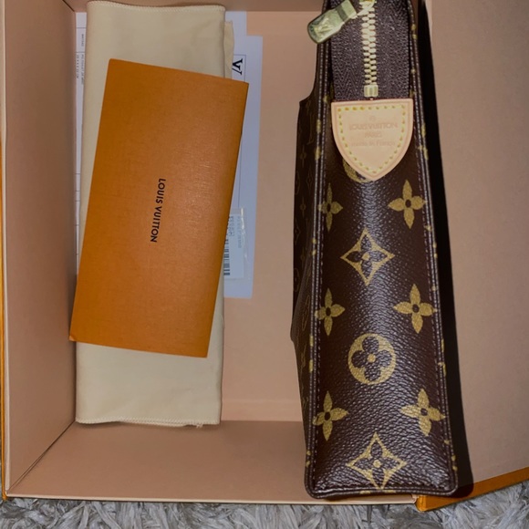 Louis Vuitton Toiletry Pouch 26 🤎SOLD🤎 - Picture 4 of 6